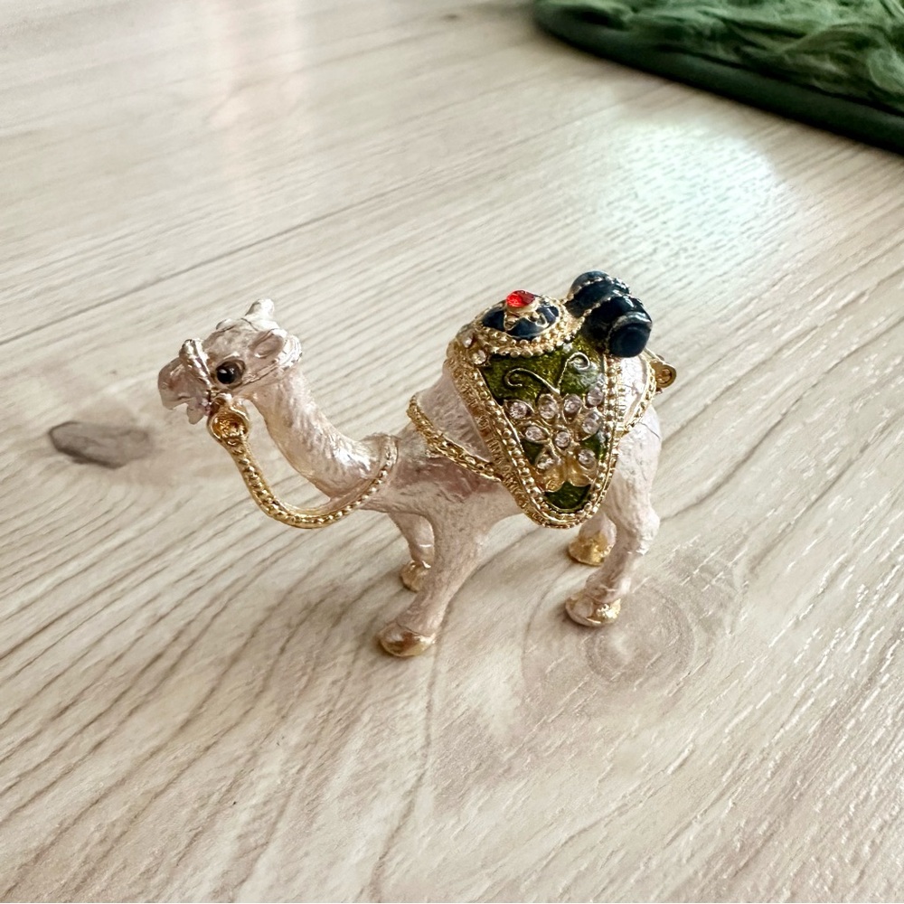 Small camel studded trinket box - Picture 2 of 5